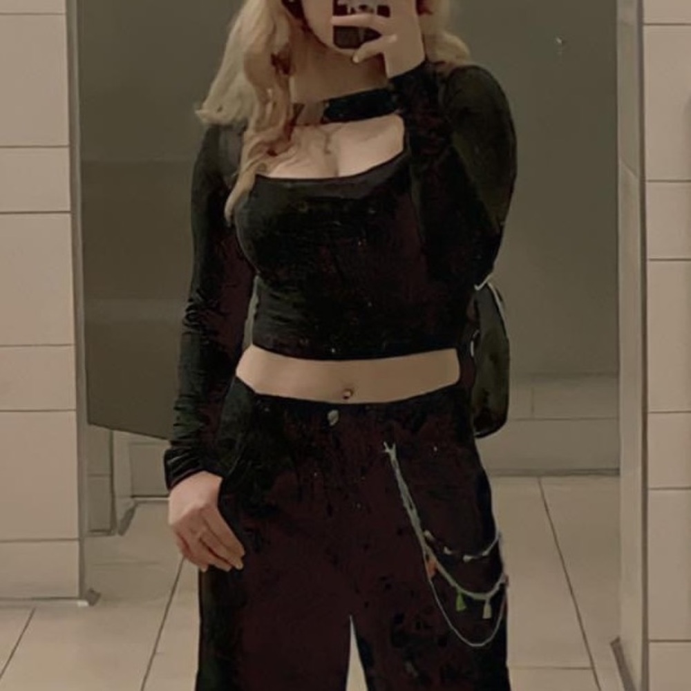 Long sleeve cropped top.